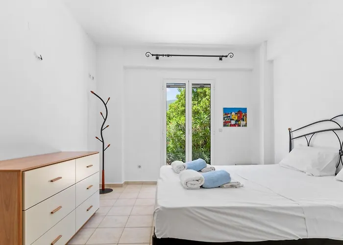 فيلة Cristina - Charming With Stone And Wood Elements In Bay