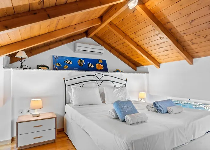 Cristina - Charming With Stone And Wood Elements In Bay فيلة